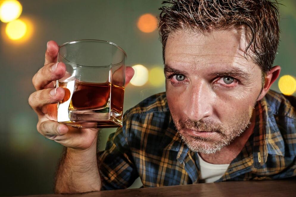 Un hombre alcohólico se ve doloroso